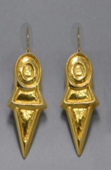 PENDIENTES CON DIJE EN FORMA DE  OREJERA