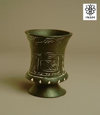 VASO CON DECORACIÓN ESGRAFIADA