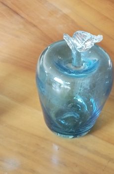 Tres manzanas de vidrio soplado artesanal